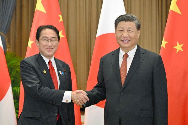Thủ tướng Nhật Bản Fumio Kishida bắt tay với Chủ tịch Trung Quốc Tập Cận Bình trong cuộc gặp ở Bangkok. - Sputnik Việt Nam