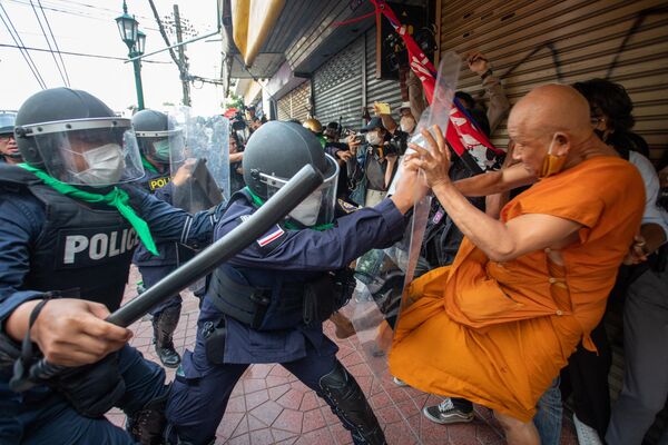Người biểu tình đụng độ với cảnh sát trong thời gian diễn ra hội nghị thượng đỉnh APEC ở Bangkok. - Sputnik Việt Nam