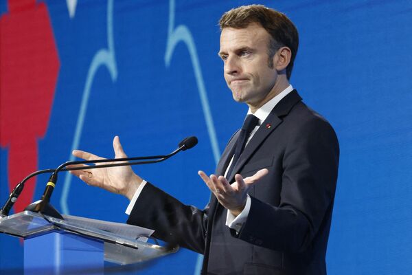 Tổng thống Pháp Emmanuel Macron phát biểu tại hội nghị cấp cao APEC ở Bangkok. - Sputnik Việt Nam