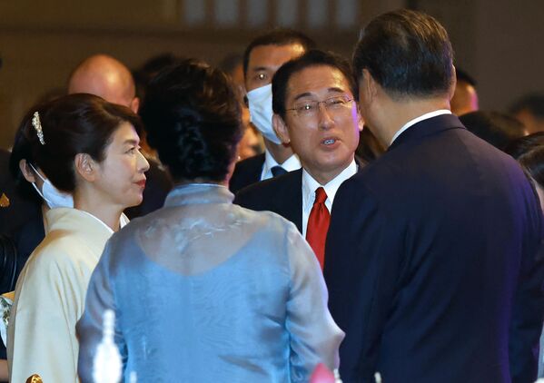 Thủ tướng Nhật Bản Fumio Kishida và phu nhân dự tiệc chiêu đãi do Thủ tướng Thái Lan tổ chức mời các thành viên APEC tại Bangkok. - Sputnik Việt Nam