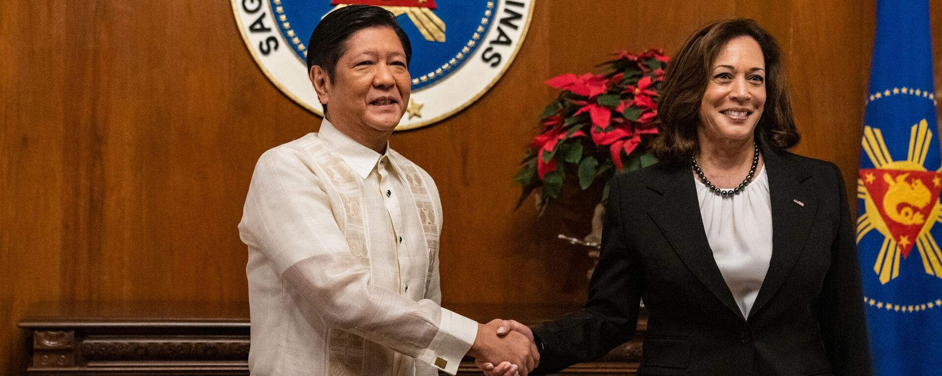 Tổng thống Philippines Ferdinand Marcos Jr. và Phó Tổng thống Hoa Kỳ Kamala Harris tại một cuộc họp ở Manila - Sputnik Việt Nam, 1920, 21.11.2022