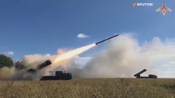 Bộ Quốc phòng Nga: Hệ thống tên lửa phóng loạt Tornado-S được sử dụng trong chiến dịch quân sự đặc biệt với đạn điều hướng riêng biệt - Sputnik Việt Nam