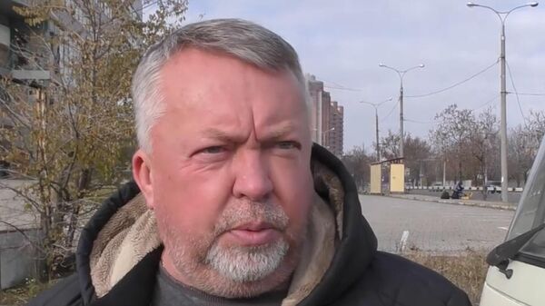 Tài xế ở Donetsk kể lại một hành khách của ông đã bị thương do xe buýt bị pháo kích - Sputnik Việt Nam