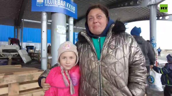 Người mẹ ở Mariupol xúc động vì bây giờ con gái có thể học ở trường bằng tiếng Nga - Sputnik Việt Nam