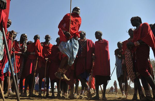 Người Maasai Moran ca hát và nhảy múa trong lễ nhập môn của trưởng nhóm tuổi Maasai Iltuati Moran tại làng Mbirukani ở Kajiado. - Sputnik Việt Nam