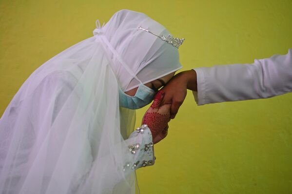 Cô dâu hôn tay chú rể trong buổi lễ trước đám cưới ở Malaysia. - Sputnik Việt Nam