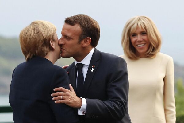 Tổng thống Pháp Emmanuel Macron hôn Thủ tướng Đức Angela Merkel ở hải đăng ở Biarritz, Pháp. - Sputnik Việt Nam