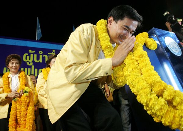 Lãnh đạo Đảng Dân chủ Thái Lan Abhisit Vejjajiva chào đón những người ủng hộ ông theo truyền thống trong chiến dịch tranh cử ở Bangkok. - Sputnik Việt Nam