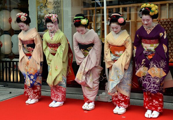 Năm Geisha tập sự cúi chào ở Tokyo. - Sputnik Việt Nam