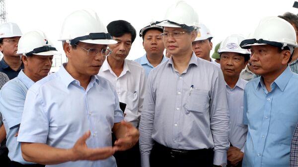 Bộ trưởng Bộ Giao thông vận tải kiểm tra thi công tuyến cao tốc qua tỉnh Bình Thuận - Sputnik Việt Nam