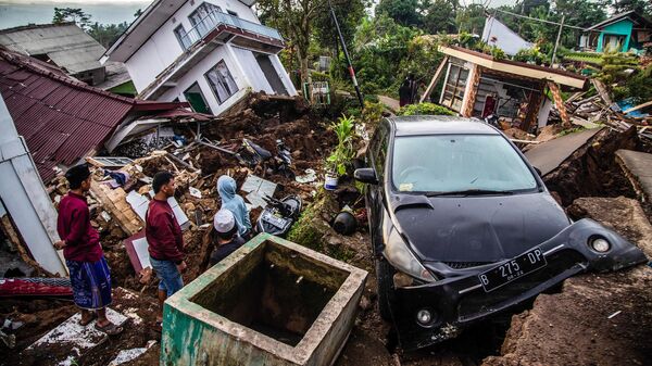 Dân làng thu dọn đồ đạc từ những ngôi nhà bị hư hại sau trận động đất ở Chanjur - Sputnik Việt Nam