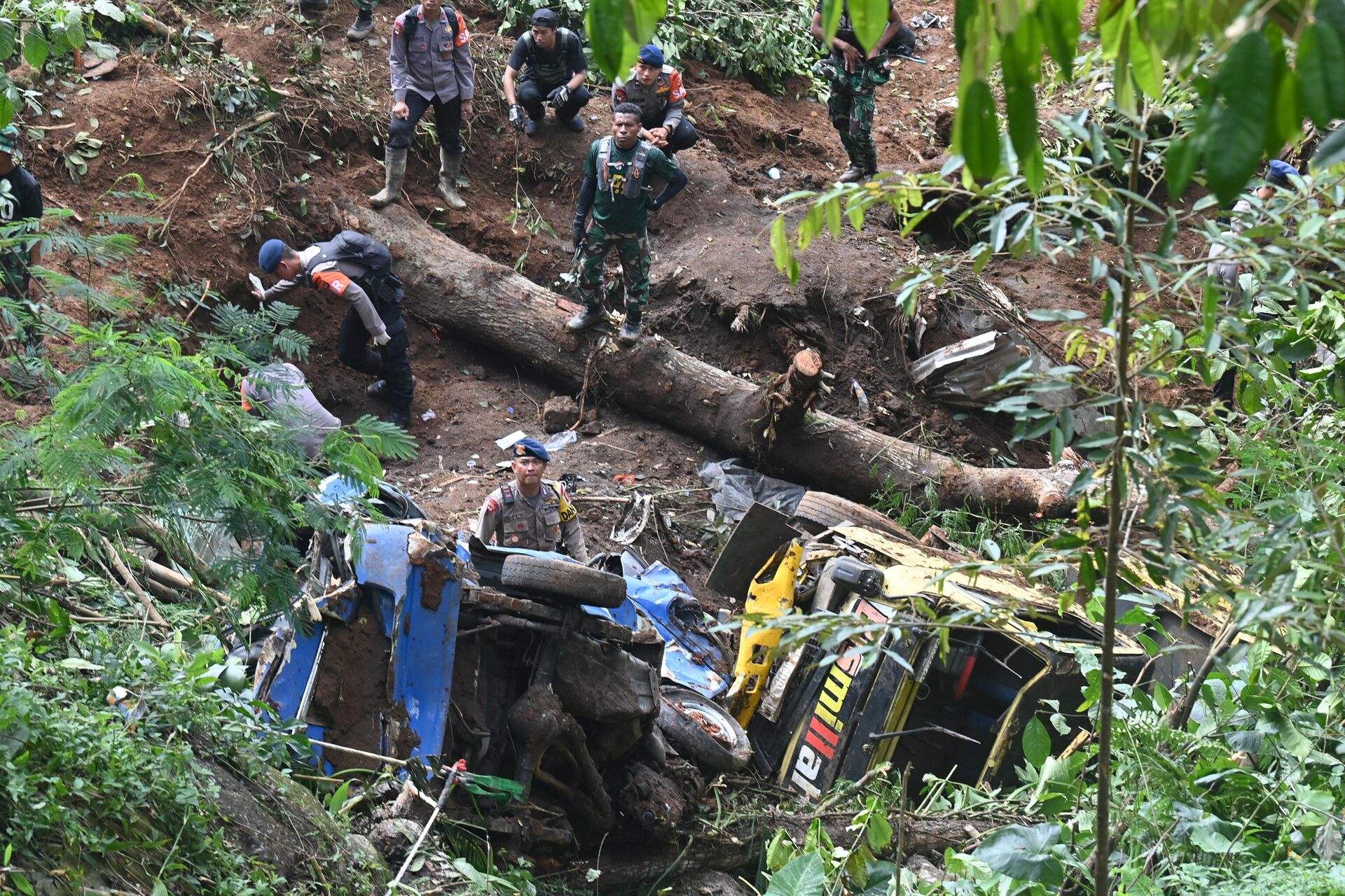 Cảnh sát và binh lính Indonesia chuẩn bị sơ tán xe tải sau trận động đất 5,6 độ Richter ở Chiangjur, Indonesia - Sputnik Việt Nam, 1920, 22.11.2022
