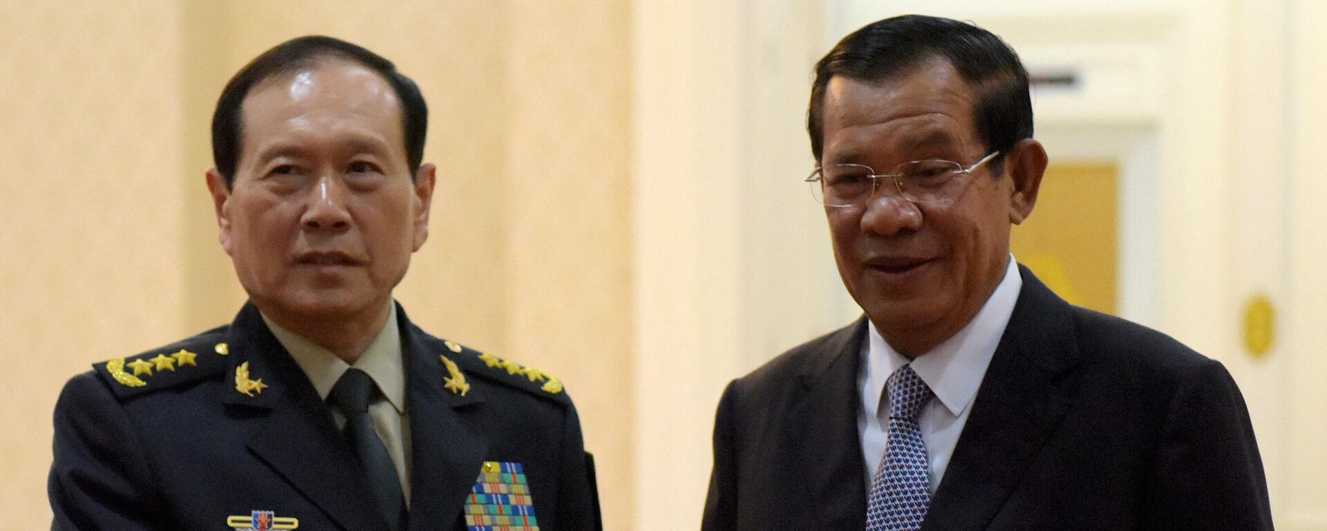 Bộ trưởng Quốc phòng Trung Quốc Nguỵ Phượng Hoà hội kiến với Thủ tướng Campuchia Hun Sen. - Sputnik Việt Nam, 1920, 22.11.2022