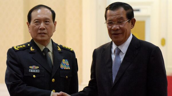 Bộ trưởng Quốc phòng Trung Quốc Nguỵ Phượng Hoà hội kiến với Thủ tướng Campuchia Hun Sen. - Sputnik Việt Nam