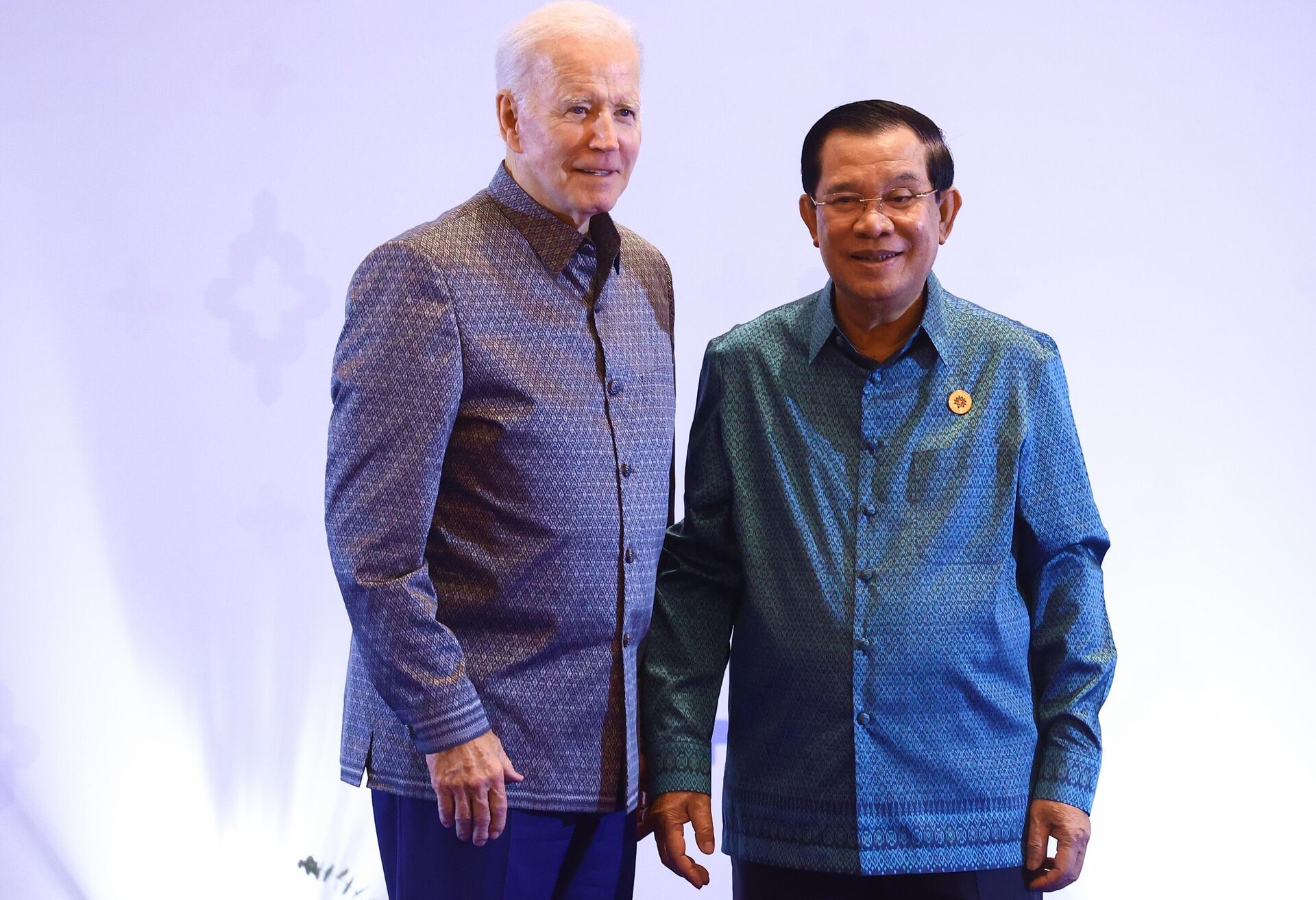Tổng thống Hoa Kỳ Joe Biden và Thủ tướng Campuchia Hun Sen tại bữa tiệc trưa Gala trong khuôn khổ hội nghị cấp cao ASEAN - Sputnik Việt Nam, 1920, 22.11.2022
