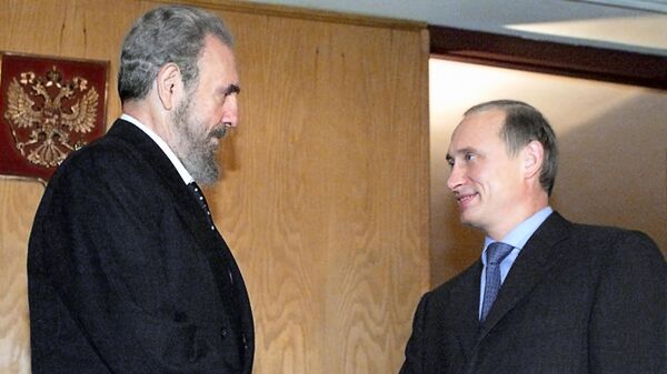 Tổng thống Nga Vladimir Putin (bên phải) hội kiến với lãnh tụ Cuba Fidel Castro - Sputnik Việt Nam