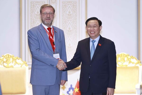 Chủ tịch Quốc hội Vương Đình Huệ gặp Phó Chủ tịch Hội đồng Liên bang Nga Konstantin Kosachev - Sputnik Việt Nam