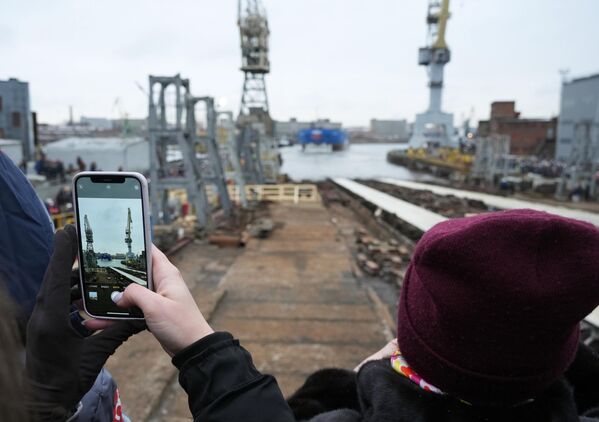 Mọi người chụp ảnh lễ hạ thủy tàu phá băng chạy bằng năng lượng hạt nhân Dự án 22220 &quot;Yakutia&quot; tại Nhà máy đóng tàu Baltic ở St. Petersburg. - Sputnik Việt Nam