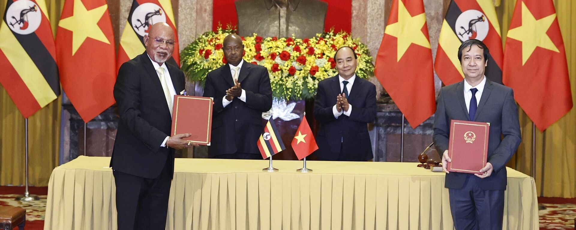 Chủ tịch nước Nguyễn Xuân Phúc và Tổng thống Uganda chứng kiến lễ ký các văn kiện hợp tác giữa hai nước - Sputnik Việt Nam, 1920, 24.11.2022