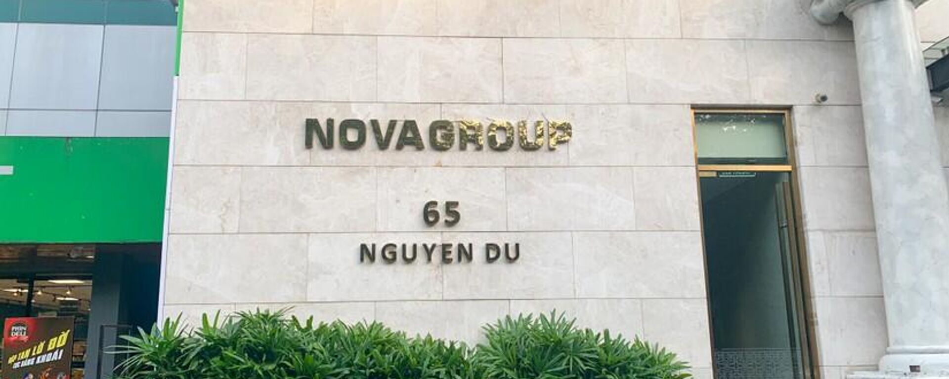 Biển báo trước cổng văn phòng NovaGroup - Sputnik Việt Nam, 1920, 08.12.2022