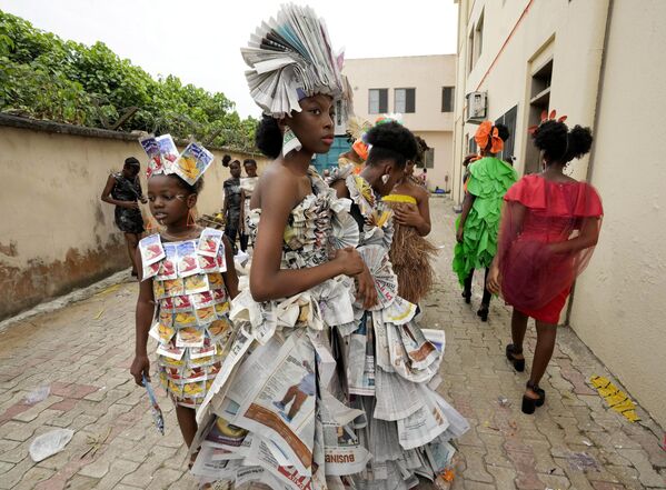 Người mẫu mặc trang phục làm từ nhiều vật liệu tái chế tại buổi trình diễn thời trang ở Sangotedo Lagos, Nigeria. - Sputnik Việt Nam