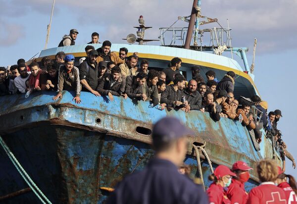Những người di cư trên chiếc thuyền đánh cá neo đậu tại cảng Paleochora ở đông nam đảo Crete, Hy Lạp. - Sputnik Việt Nam