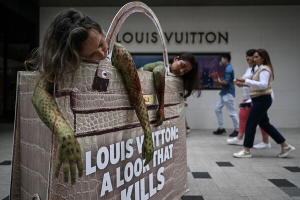 Các nhà hoạt động bảo vệ động vật trước cửa hàng Louis Vuitton ở Kuala Lumpur biểu tình phản đối việc công ty sử dụng trăn để làm túi và ví da rắn. - Sputnik Việt Nam