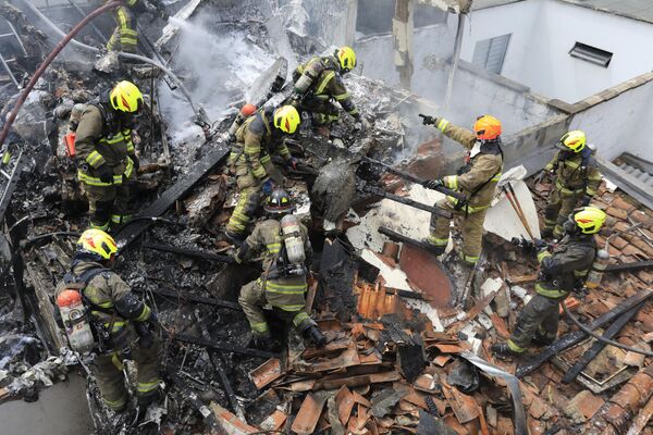 Lính cứu hỏa làm việc tại hiện trường vụ tai nạn máy bay nhỏ ở Medellin, Colombia. - Sputnik Việt Nam