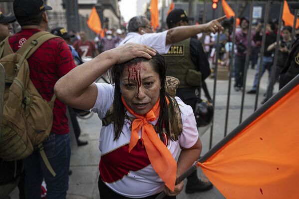 Những người phản đối chính phủ ở Lima tổ chức biểu tình yêu cầu Tổng thống Peru Pedro Castillo từ chức. - Sputnik Việt Nam