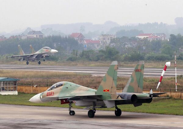 Máy bay Su-30MK2 hạ cánh sau khi bay trình diễn trên không phục vụ Triển lãm Quốc phòng quốc tế 2022. - Sputnik Việt Nam