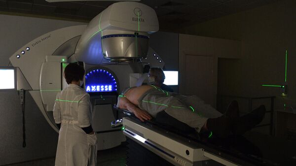 Bệnh nhân đang được điều trị bằng hệ thống xạ phẫu Elekta Axesse ở St. - Sputnik Việt Nam