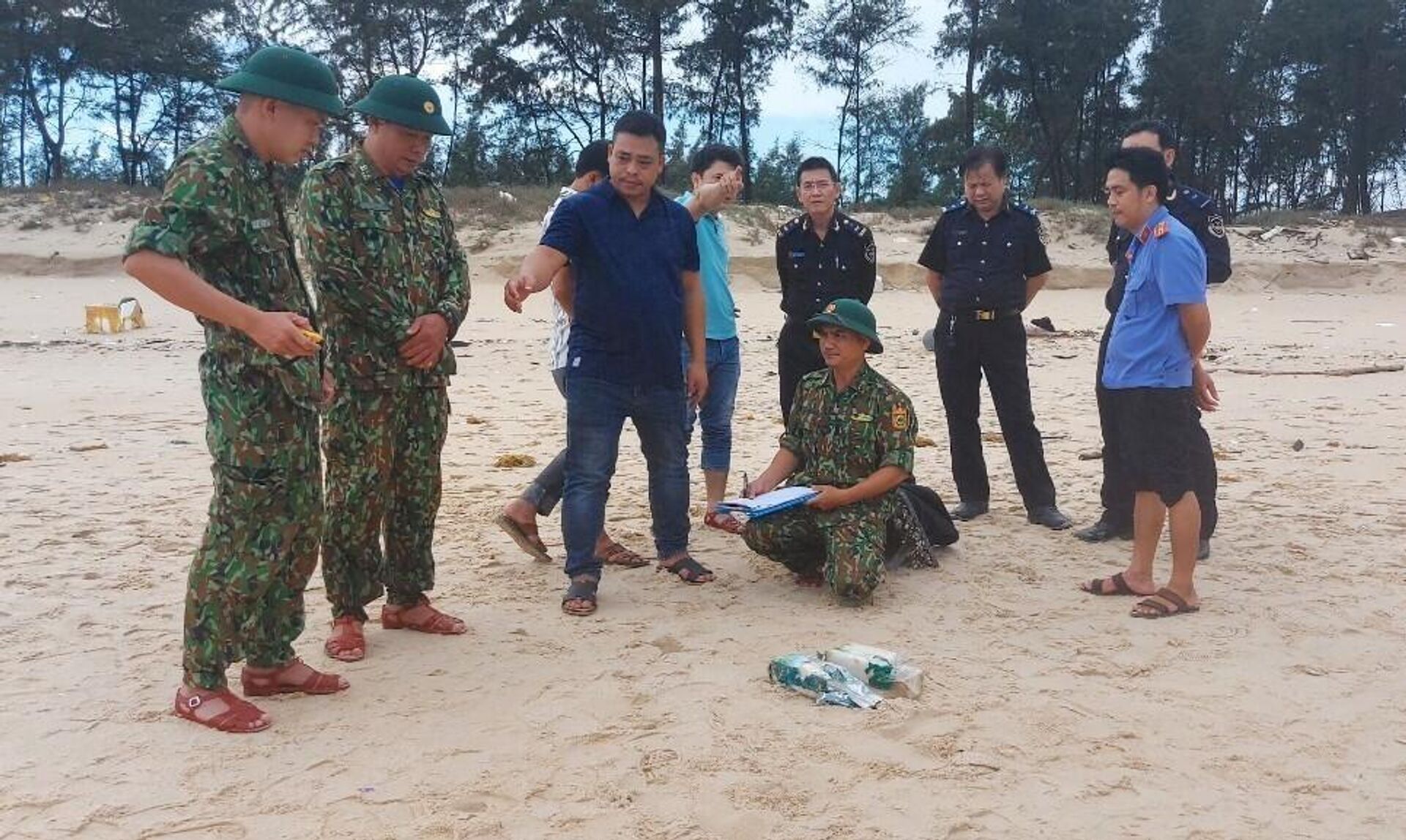 BĐBP Quảng Trị phát hiện thêm 3 gói dạng rắn nghi ma túy trên bãi biển - Sputnik Việt Nam, 1920, 26.11.2022
