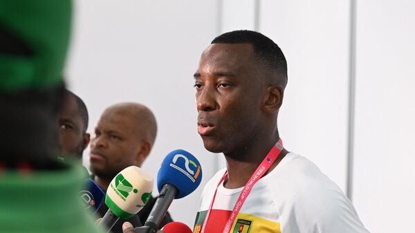 Tiền vệ người Cameroon Gael Ondua trả lời các câu hỏi sau khi tập luyện tại Al Sailiya SC ở Doha - Sputnik Việt Nam