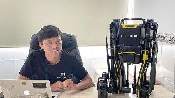 Ông Lương Việt Quốc, CEO Realtime Robotics bên chiếc drone quadcopter Hera - Sputnik Việt Nam
