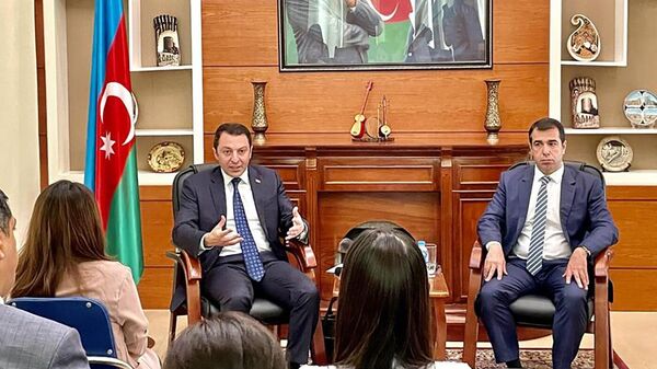 Thứ trưởng Bộ Ngoại giao Azerbaijan Elmur Mammadov tại buổi họp báo ngày 18/7 tại Đại sứ quán Azerbaijan tại Hà Nội. - Sputnik Việt Nam