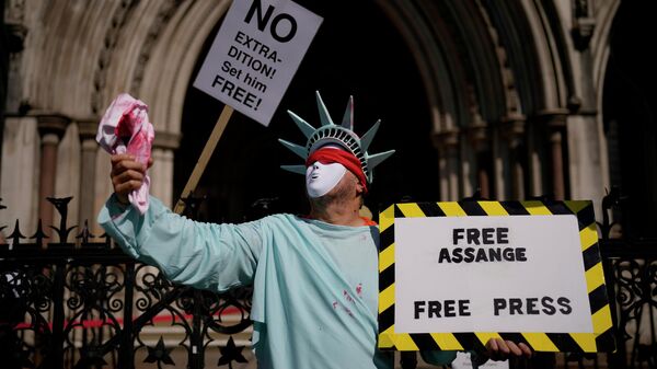 Người ủng hộ nhà sáng lập WikiLeaks, Julian Assange trong một phiên tòa ở London - Sputnik Việt Nam