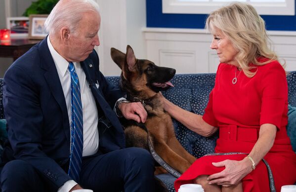Tổng thống Mỹ Joe Biden và Đệ nhất Phu nhân Jill Biden ngắm con chó bec- giê mới của họ tại Nhà Trắng, Hoa Kỳ, 2021. - Sputnik Việt Nam