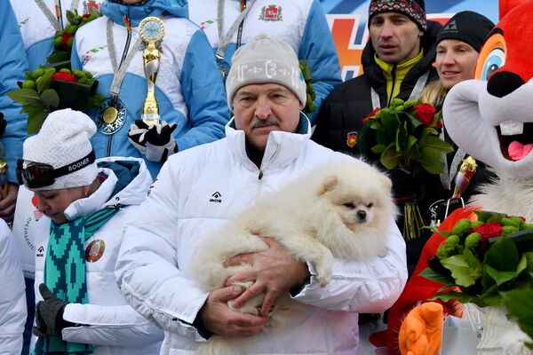 Tổng thống Belarus Alexandr Lukashenko cùng chú chó Umka gần Minsk, 2022. - Sputnik Việt Nam