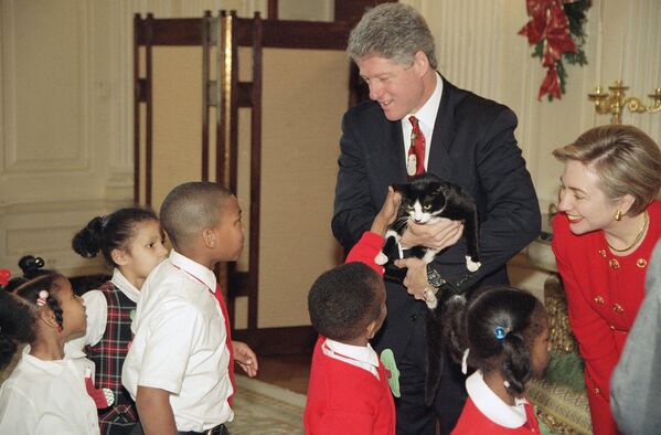 Tổng thống Bill Clinton ôm con mèo trong Nhà Trắng, Mỹ, 1993. - Sputnik Việt Nam