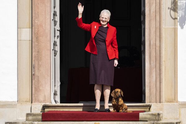 Nữ hoàng Đan Mạch Margrethe II chào đón những người tụ tập bên cạnh chú chó cưng của bà vào sinh nhật lần thứ 81 ở Fredensborg, Đan Mạch. - Sputnik Việt Nam