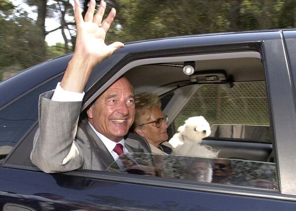 Tổng thống Pháp Jacques Chirac và phu nhân Bernadette cùng chú chó củ họ trong kỳ nghỉ, 2002. - Sputnik Việt Nam