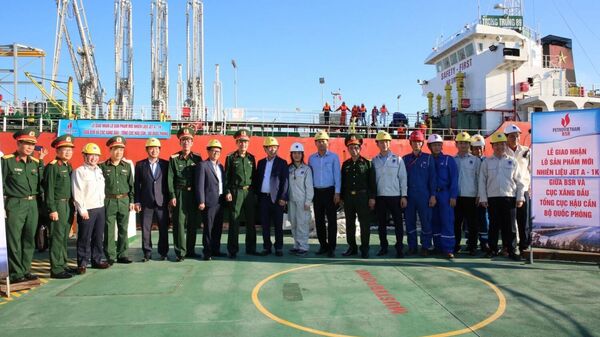 Lãnh đạo Tổng cục Hậu cần, Quân khu 5; lãnh đạo Petrovietnam và BSR đã chứng kiến tàu hàng cập cảng Jetty Nhà máy Lọc dầu Dung Quất nhận xăng Jet A-1K. - Sputnik Việt Nam