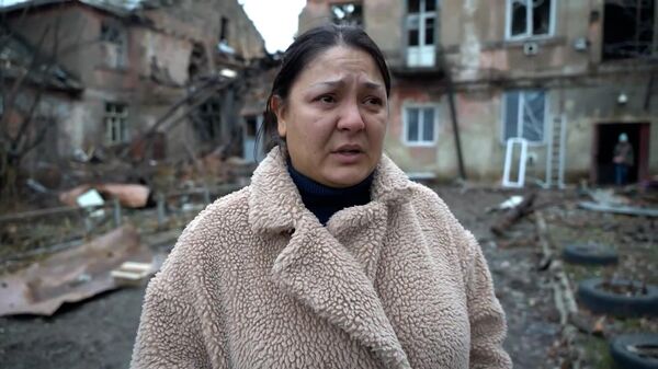 Người phụ nữ kể chuyện quân đội Ukraina nã pháo vào nhà dân ở thành phố Stakhanov - Sputnik Việt Nam