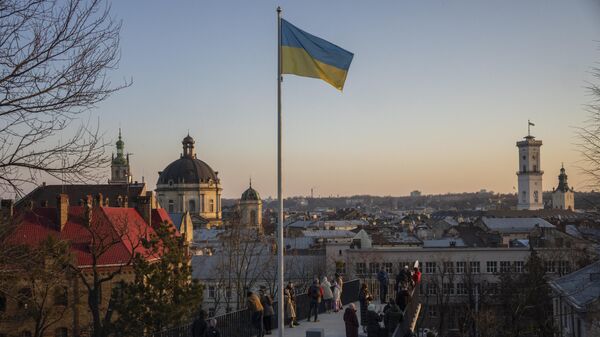 Украинский флаг на смотровой площадке Львова. Архивное фото - Sputnik Việt Nam