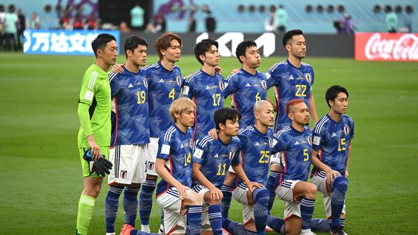 Các cầu thủ của đội tuyển quốc gia Nhật Bản trước khi bắt đầu trận đấu vòng bảng World Cup giữa Đức và Nhật Bản - Sputnik Việt Nam