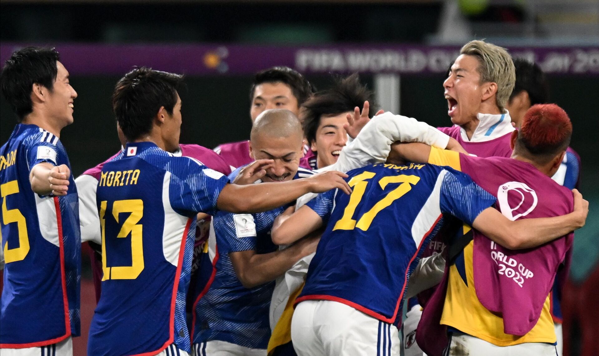 Các cầu thủ Nhật Bản ăn mừng sau khi ghi bàn thắng trong trận đấu vòng bảng World Cup giữa Nhật Bản và Tây Ban Nha - Sputnik Việt Nam, 1920, 02.12.2022