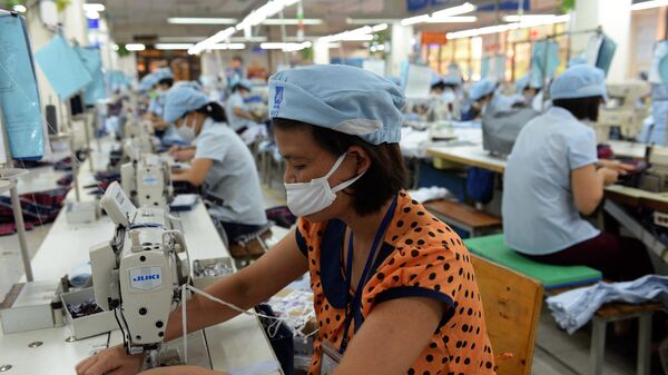 Công nhân trên dây chuyền sản xuất của Công ty định hướng xuất khẩu May 10 ở ngoại thành Hà Nội - Sputnik Việt Nam