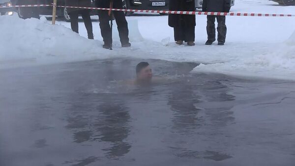 Rèn luyện để khỏe đẹp! Người Nga đón mùa đông bằng cuộc tắm hố băng - Sputnik Việt Nam