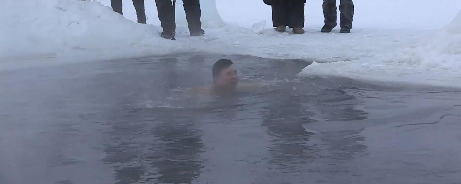 Rèn luyện để khỏe đẹp! Người Nga đón mùa đông bằng cuộc tắm hố băng - Sputnik Việt Nam, 1920, 03.12.2022