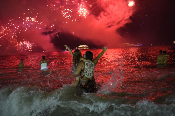 Pháo hoa lễ hội được bắn từ thuyền trên Bãi biển Copacabana ở Rio de Janeiro. - Sputnik Việt Nam